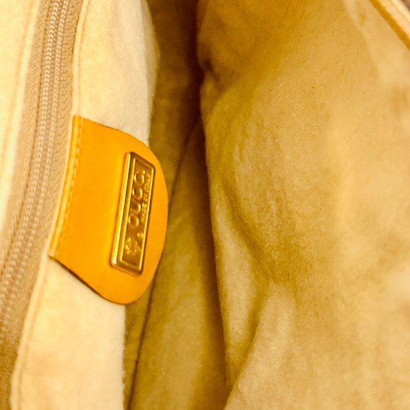 Gucci shoulder bag with iconic gg logo - Picture 11 of 16